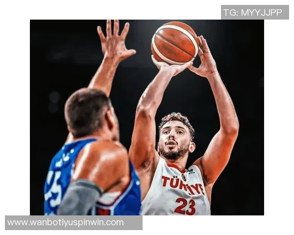 马龙称申京如约基奇般成为球队进攻核心角色展现出色表现 马龙称申京如约基奇般成为球队进攻核心角色展现出色表现