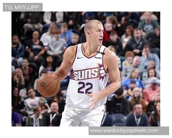 布克上半场表现出色却因伤退场10分钟内贡献11分2篮板3助攻