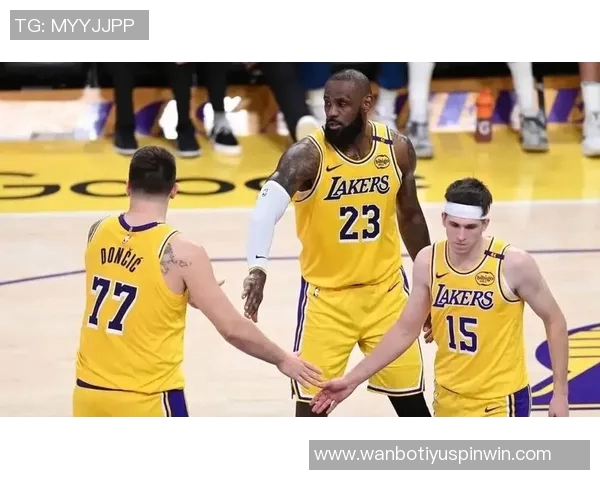 湖人训练场景曝光斯玛特紧逼八村里夫斯全力防守展现球队默契 湖人训练场景曝光斯玛特紧逼八村里夫斯全力防守展现球队默契